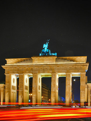 Brandenburger Tor mit Straßenverkehr