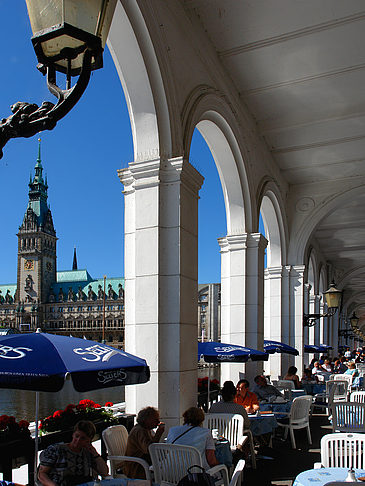 Foto Blick durch die Bögen der Alster Arkaden auf das Rathaus