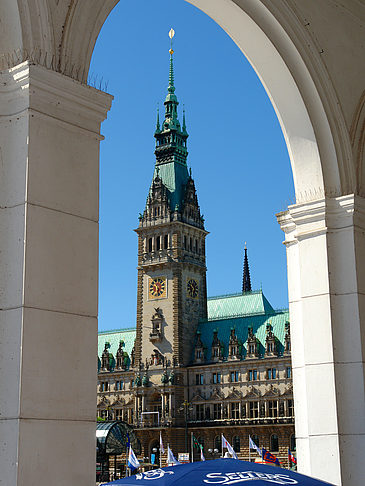 Blick durch die Bögen der Alster Arkaden auf das Rathaus Foto 