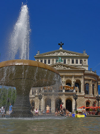 Alte Oper mit Brunnen