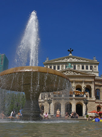 Fotos Alte Oper mit Brunnen