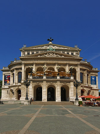 Foto Alte Oper mit Häusern