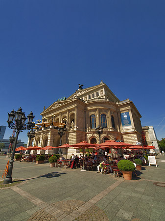 Foto Alte Oper mit Schirmen