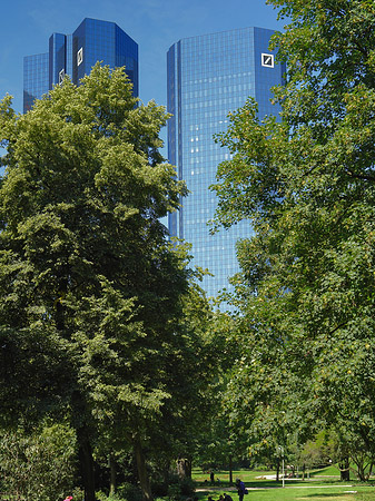 Deutsche Bank mit Bäumen Fotos