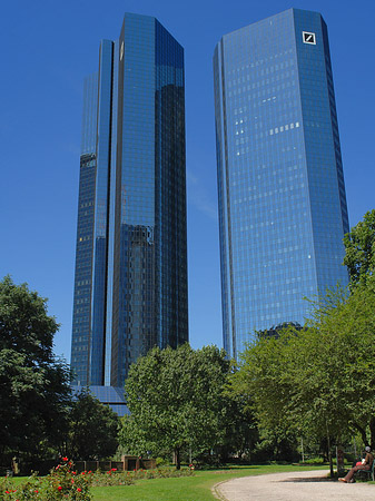 Deutsche Bank mit Weg Foto 