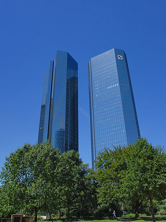 Deutsche Bank mit Wiese Fotos