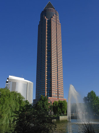 Foto Messeturm mit Ludwig-Erhard-Anlage