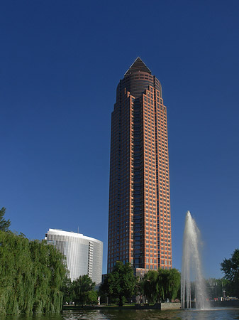 Messeturm mit Ludwig-Erhard-Anlage