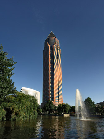 Foto Messeturm mit Ludwig-Erhard-Anlage - Frankfurt am Main