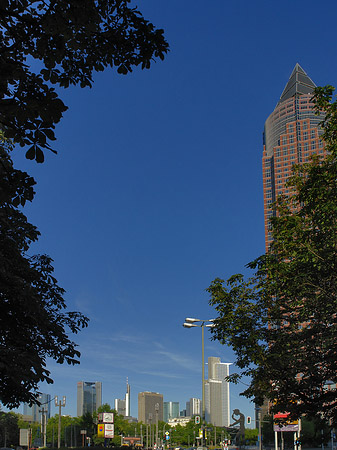 Messeturm mit Skyline