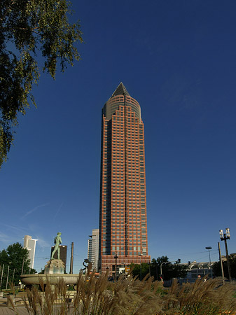 Fotos Messeturm auf Wiese | Frankfurt am Main