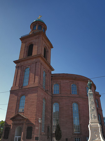 Foto Paulskirche mit Statue