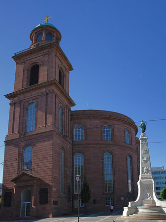 Paulskirche mit Statue