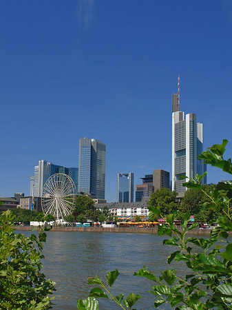 Skyline von Frankfurt mit Riesenrad Fotos