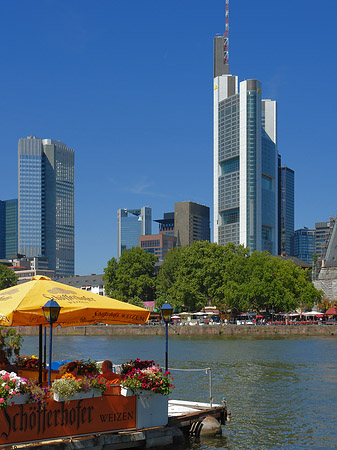 Foto Skyline von Frankfurt mit Schöfferhofer Weizen