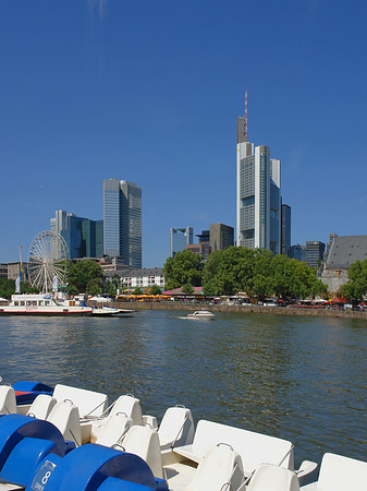 Fotos Skyline von Frankfurt mit Tretbooten | Frankfurt am Main