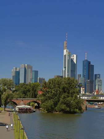 Skyline von Frankfurt mit Ufer