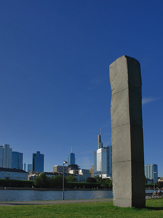 Fotos Obelisk vor Städelsches Kunstinstitut