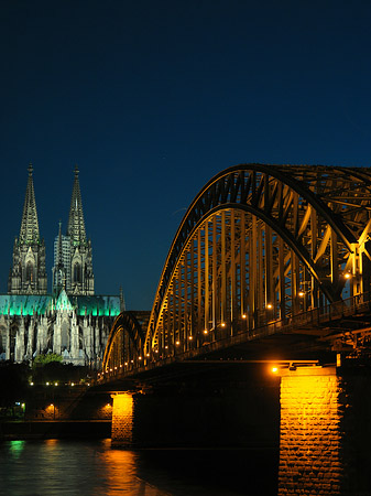 Kölner Dom hinter der Hohenzollernbrücke