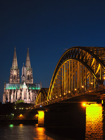 Kölner Dom hinter der Hohenzollernbrücke Fotos