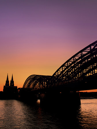 Kölner Dom hinter der Hohenzollernbrücke Foto 