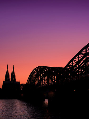 Kölner Dom hinter der Hohenzollernbrücke