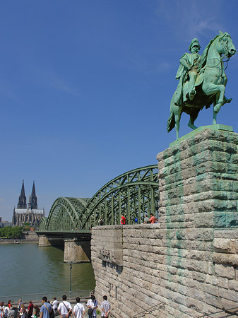 Fotos Reiterstatue vor dem Kölner Dom