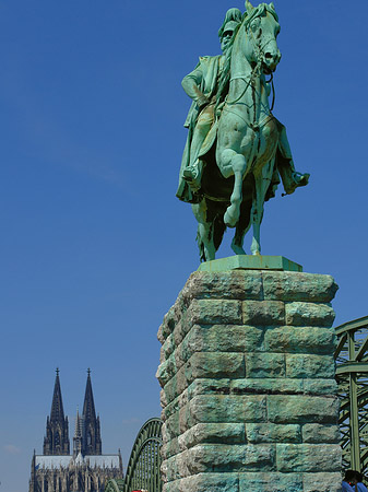 Reiterstatue vor dem Kölner Dom Foto 