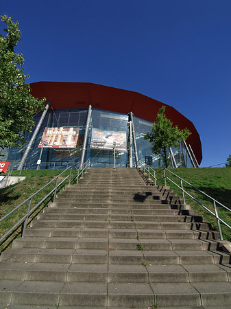 Kölnarena auf der Treppe