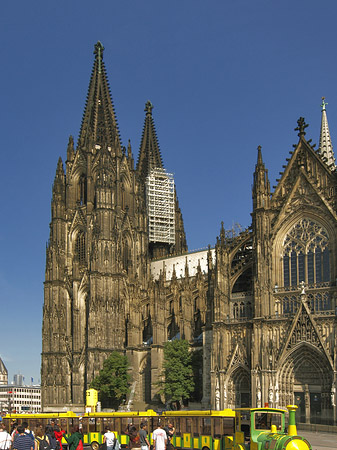 Bimmelbahn fährt zum Kölner Dom Foto 