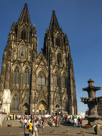 Fotos Touristen tummeln sich vor Kölner Dom | Köln