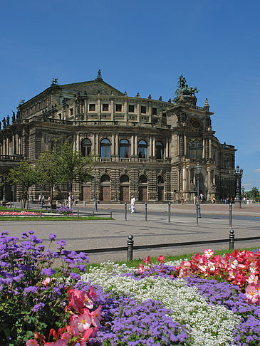 Fotos Semperoper mit Blumen