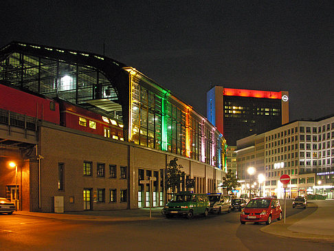 Fotos Bahnhof Friedrichstraße bei Nacht | Berlin