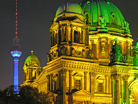 Berliner Dom bei Nacht Fotos