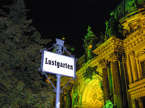 Lustgarten bei Nacht Foto 