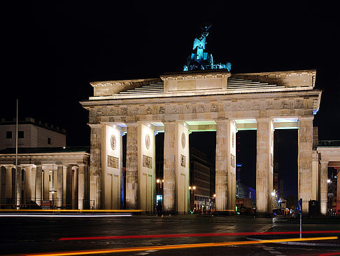 Foto Brandenburger Tor mit Straßenverkehr