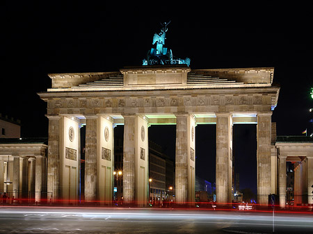 Brandenburger Tor mit Straßenverkehr Fotos