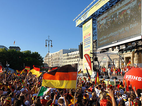 Bühne auf dem Fanfest Foto 