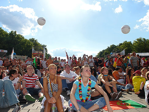 Foto Fans am Brandenburger Tor - Berlin