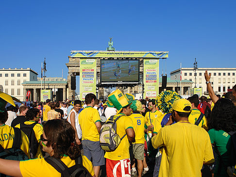 Foto Fans am Brandenburger Tor - Berlin