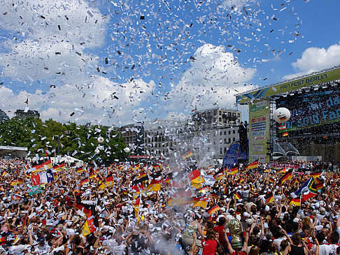 Konfetti Parade - Nationalmannschaft Fotos