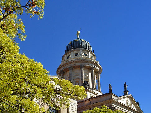 Foto Französischer Dom mit Bäumen - Berlin