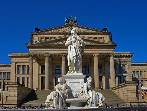 Schillerdenkmal mit Konzerthaus Foto 