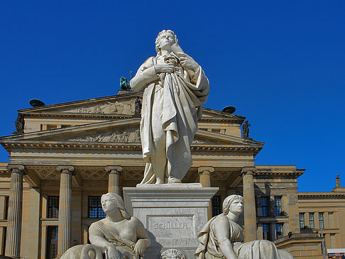 Schillerdenkmal mit Konzerthaus Foto 