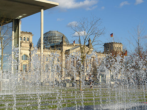 Paul-Löbe-Bau und Reichstag Foto 