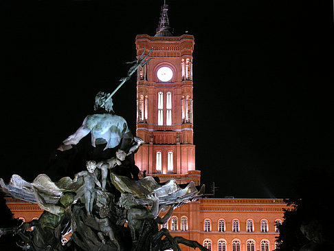 Rotes Rathaus bei Nacht Fotos