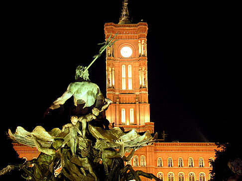 Foto Rotes Rathaus bei Nacht - Berlin