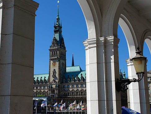 Fotos Blick durch die Bögen der Alster Arkaden auf das Rathaus | Hamburg