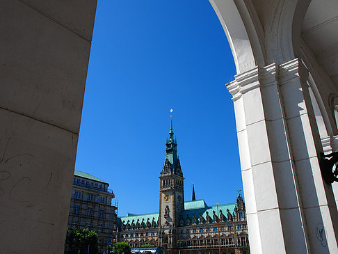 Blick durch die Bögen der Alster Arkaden auf das Rathaus Foto 