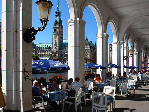 Fotos Blick durch die Bögen der Alster Arkaden auf das Rathaus